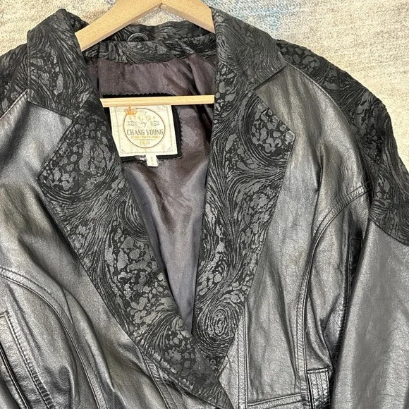 Vintage 80s Cropped Cowhide Leather Jacket Embossed Black Whimsy Goth M - Picture 9 of 16